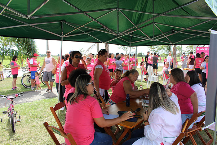  Tenda com atendimento ao público presente 