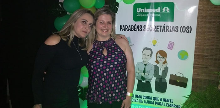  Gerente Geral e secretária da diretoria a prestigiam a confraternização.