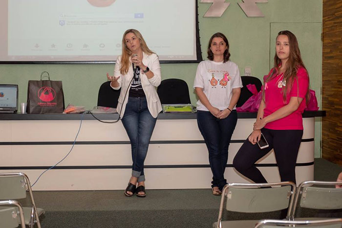  Momento em que equipe do projeto Casca de Cebola palestrava no evento Outubro Rosa HUNF