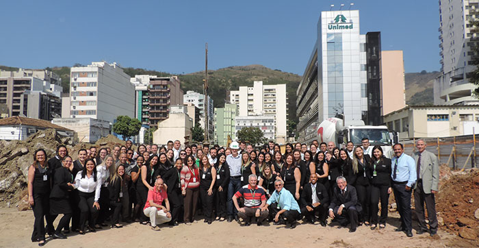  Colaboradores cercam o presidente e comemoram o início da construção 