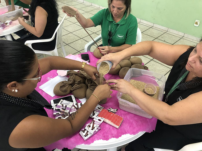  Colaboradores voluntários fazem as próteses de mama que serão doadas