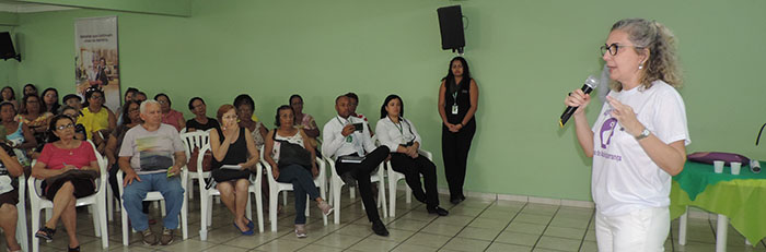  Jovens, adultos e idosos atentos às orientações da especialista