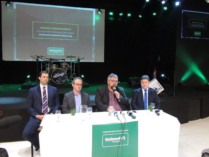  O superintendente, Jair Costa, o vice-presidente, Cesar Augusto de São Thiago, o presidente da Unimed Petrópolis Rafael Gomes de Castro e o advogado Scilio Faver da Vieira de Castro, Mansur & Faver Advogados.