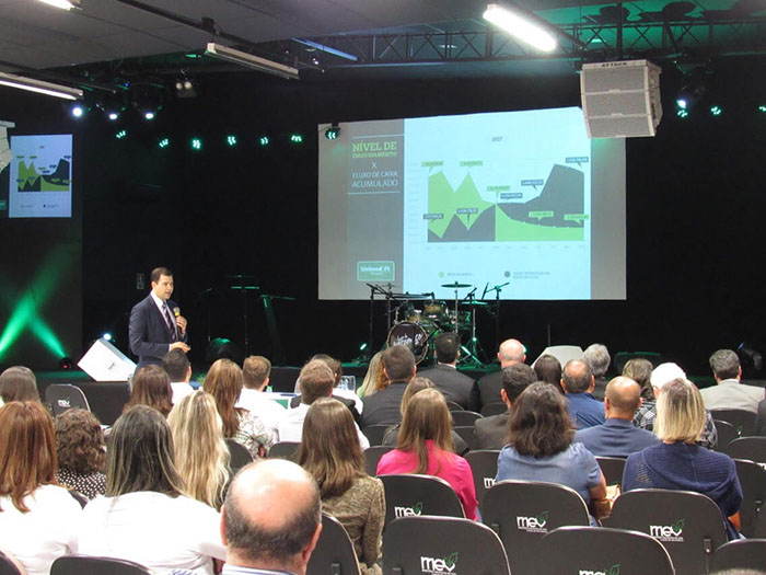  4-	Sebastião Medice, procurador geral do município de Petrópolis e Marcelo Fiorini, secretário de Desenvolvimento Econômico ao lado da direção executiva da Unimed Petrópolis e dos advogados da Vieira de Castro, Mansur & Faver Advogados.