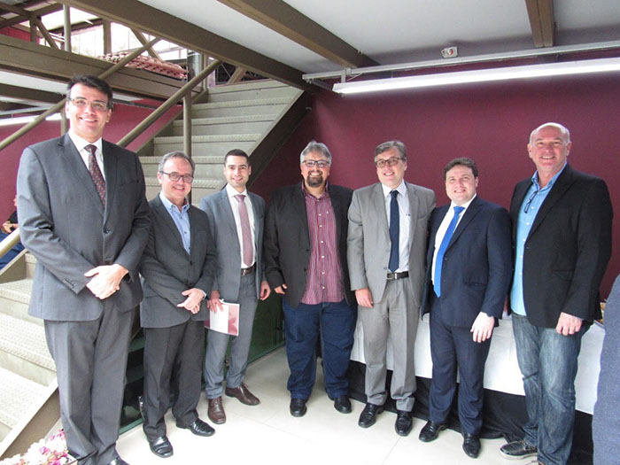  5-	Márcio Fernandes do Sescoop RJ, Rafael Gomes de Castro, presidente da Unimed Petrópolis, Bernardo Rossi, prefeito de Petrópolis, Ricardo Blanc, presidente da Unicred e o médico Guilherme Tannure.