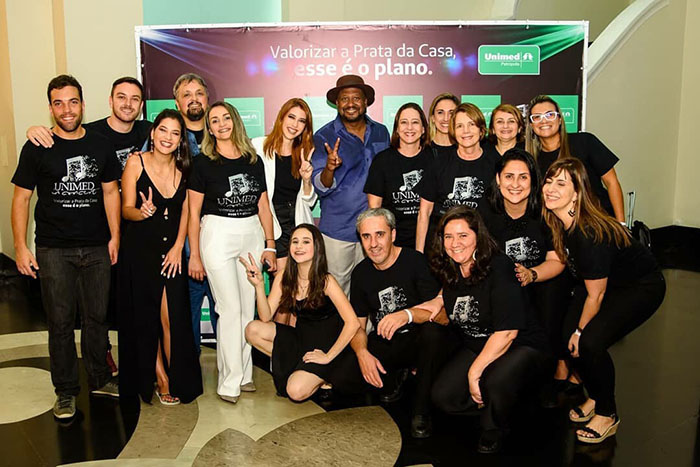  Rafael Gomes de Castro, presidente da Unimed Petrópolis, ao lado do médico Paulo Cesar Guimarães e esposa, do vice-presidente da Unimed Petrópolis, Cesar Augusto de São Thiago e do médico Evandro Lagreca.