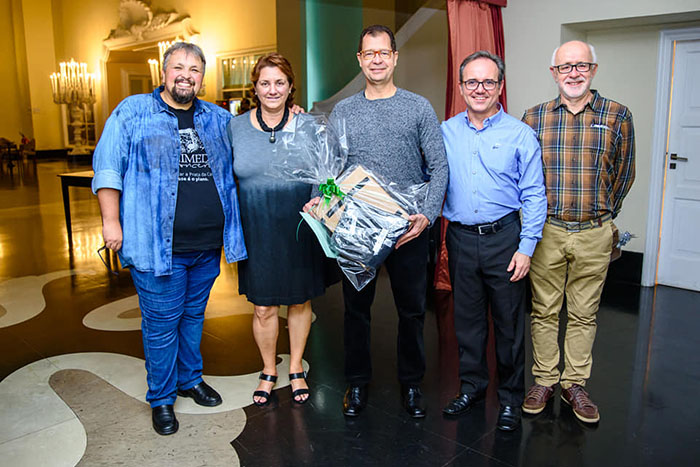  Rafael Gomes de Castro, presidente da Unimed Petrópolis, ao lado do médico Paulo Cesar Guimarães e esposa, do vice-presidente da Unimed Petrópolis, Cesar Augusto de São Thiago e do médico Evandro Lagreca.