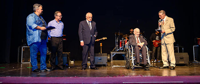  Homenagem Dr. Salvador Luiz Gomes Fernandes recebeu o título honorário de fundador da Cooperativa Médica