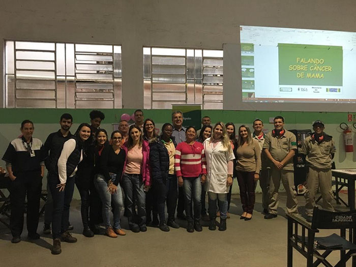  Equipe de 20 funcionários da Cervejaria Cidade Imperial receberam orientações preventivas sobre câncer de mama.