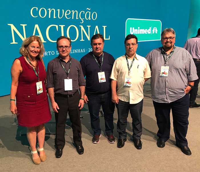  Representando a Unimed Petrópolis participaram do evento os médicos Carla Ismael, conselheira de Administração, César Augusto de São Thiago, vice-presidente do Conselho de Administração, Abílio Freire, conselheiro da Comissão Técnica e Ética, Mauro Peralta, conselheiro Fiscal e Rafael Gomes de Castro, presidente do Conselho de Administração da Unimed Petrópolis.  