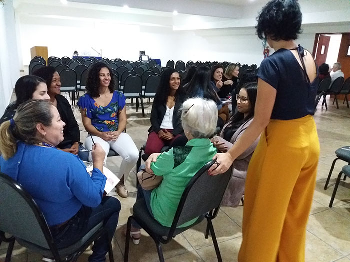  Em dinâmica, grupos deveriam montar looks corretos para diferentes ocasiões