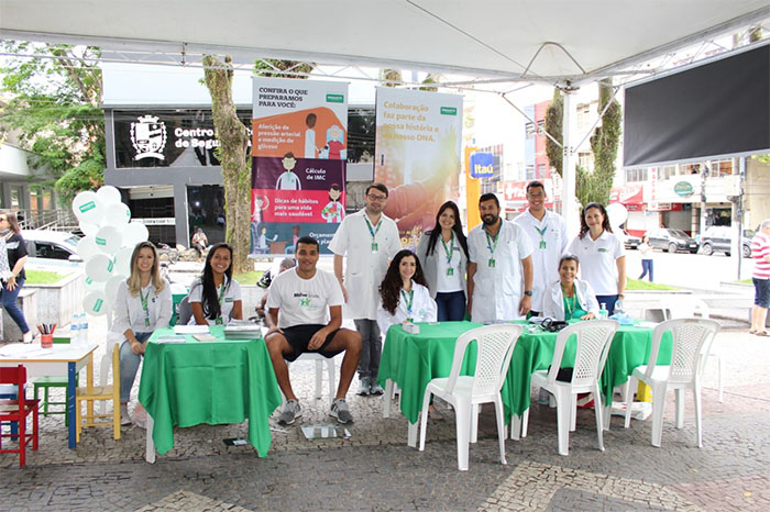 Equipe da Unimed Barra Mansa durante o evento Dia C, na praça Matriz, em Barra Mansa