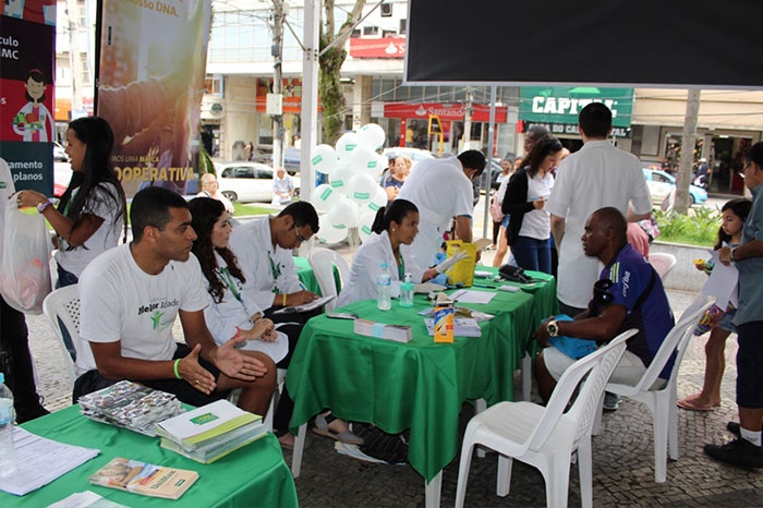 A população recebeu serviços de aferição de pressão arterial, medição de glicose, cálculo de IMC, dicas de hábitos para uma vida mais saudável e orçamento de planos