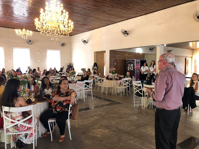 O diretor Administrativo, Ivan Bueno de Araújo, falando às secretárias dos médicos cooperados e prestadores em nome da Unimed Barra Mansa