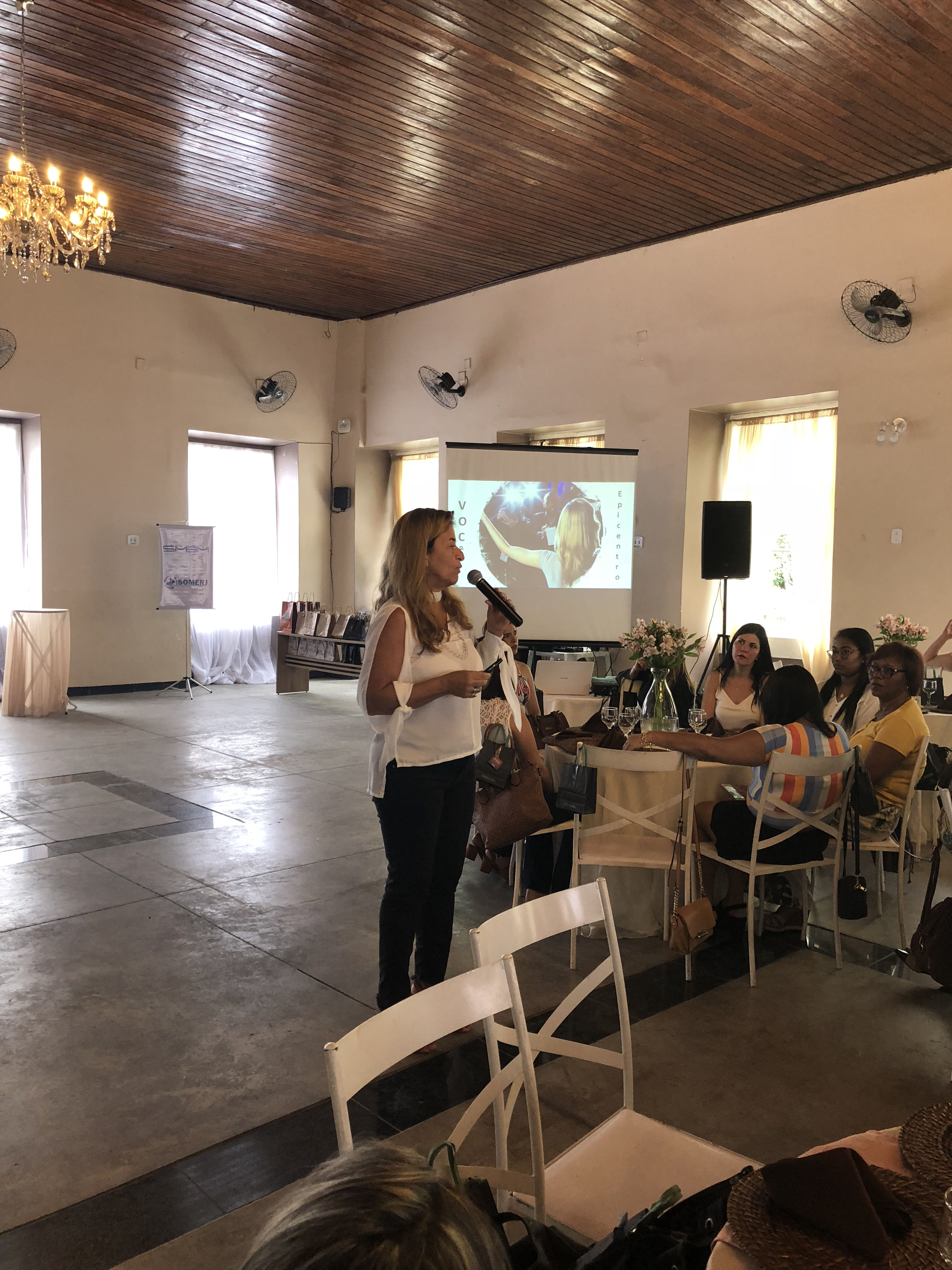 A psicóloga e consultora de empresas Ângela Teixeira realizou uma palestra motivacional para as secretárias.