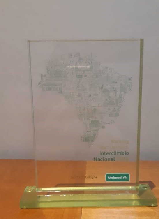  O troféu recebido pela Unimed Barra Mansa no Ranking das Unimeds Intercâmbio Nacional 2018
