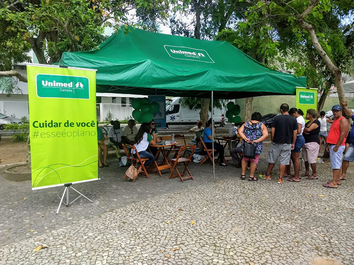 Tenda com atendimento