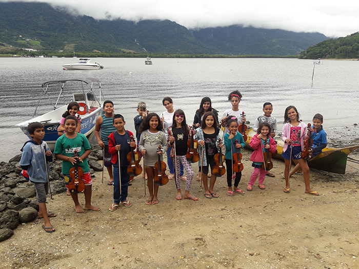 Membros da Orquestra Jovem de Itaguaí