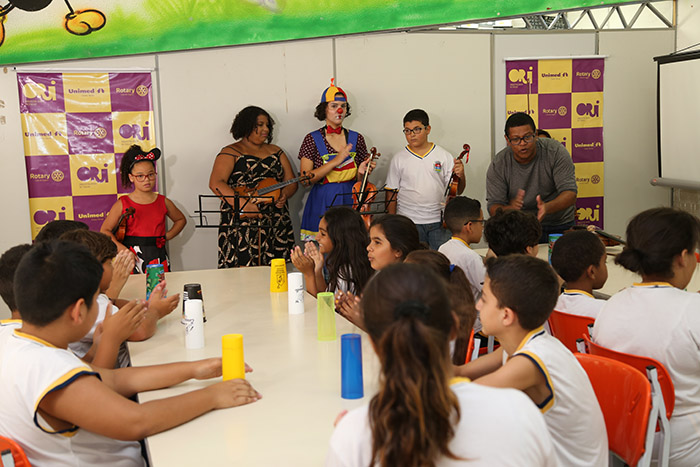 Orquestra visitando as escolas