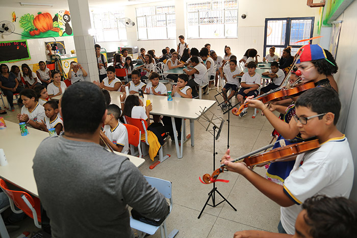 Orquestra visitando as escolas
