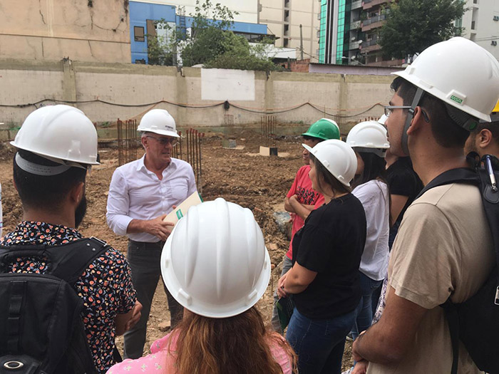 O engenheiro Nilton Teixeira explica detalhes técnicos da construção do hospital 