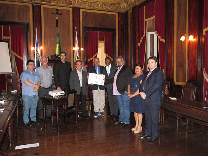 O presidente da Unimed Petrópolis Rafael Gomes de Castro discursa na plenária da Câmara dos Vereadores