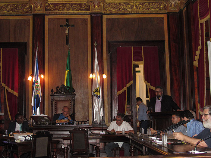 A Direção Executiva da Unimed Petrópolis recebe do presidente do legislativo municipal uma moção pelos serviços prestados pela operadora 