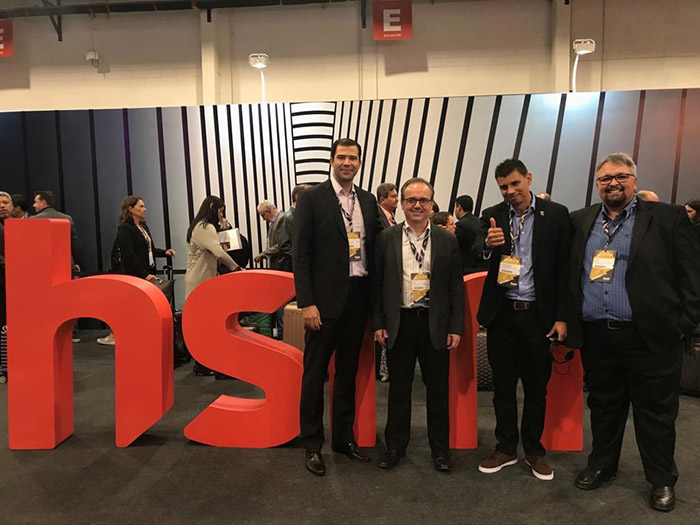 HSM - O presidente Rafael Gomes de Castro acompanhado do vice-presidente Cesar Augusto de São Thiago e do superintendente Jair Costa da Unimed Petrópolis ao lado do presidente do Sistema OCB-RJ/Sescoop-RJ, Vinicius Mesquita.