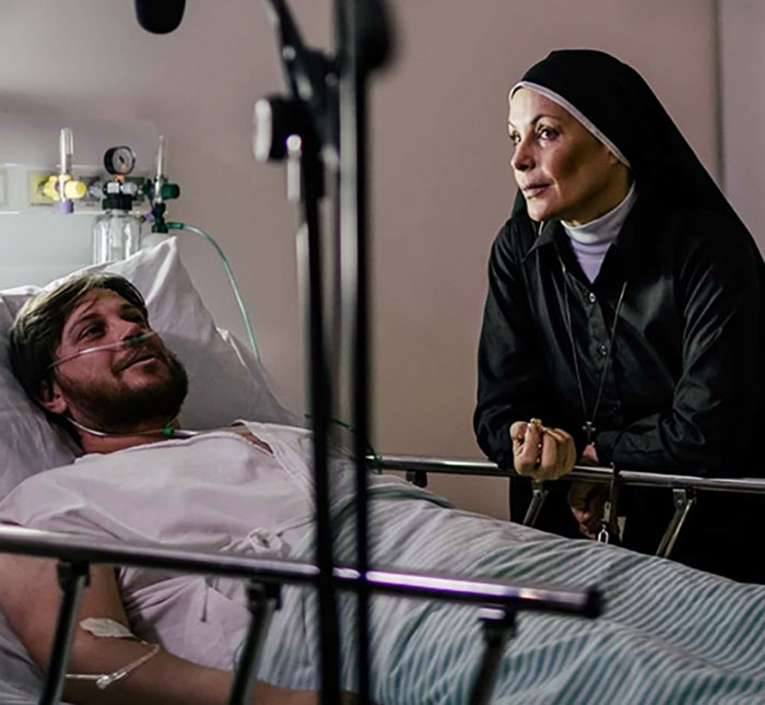  Carolina é Helena, madre que precisa interrogar único sobrevivente de acidente em mina 