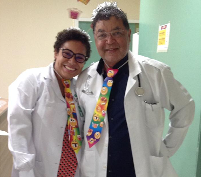 Dr. Joel Tavares Passos, da UTI Adulto, com a enfermeira de educação continuada