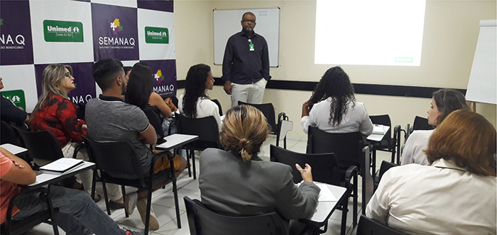 Alexandre Mosqueira ministrando palestra para colaboradores do hospital