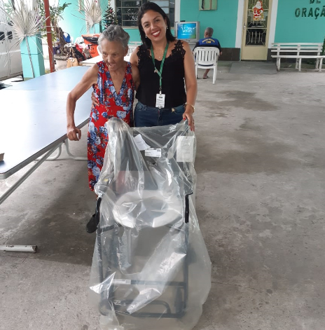 Caroline Coutinho entrega ao Abrigo Bom Samaritano uma das doações