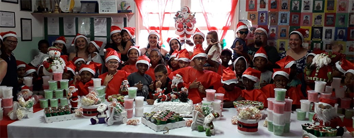 As crianças do Projeto C3 cantaram em agradecimento à equipe da Unimed Petrópolis