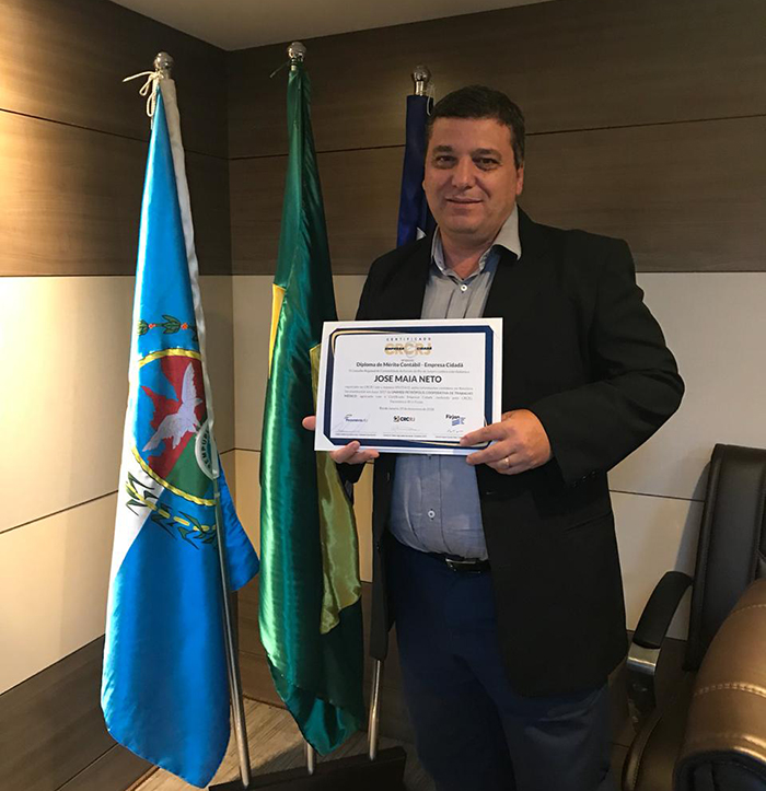 José Maia Neto recebendo do diploma de Mérito Contábil