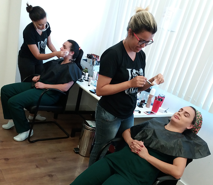 Duas maquiadoras ofereceram dicas rápidas para o dia a dia