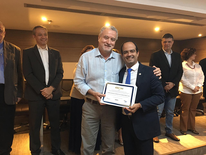  Ignácio Tepedino, gerente de controladoria, recebe o certificado de Mérito Contábil