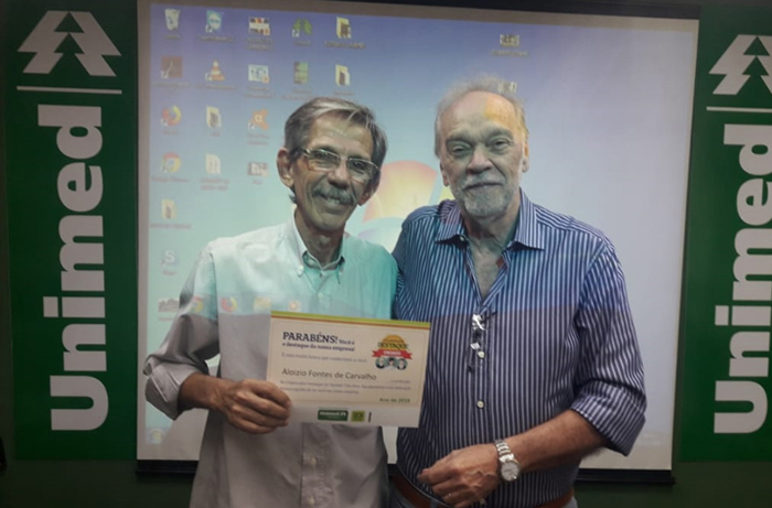Colaborador Destaque 2018 - Dr. Fábio entrega o certificado para Aloísio Fontes 