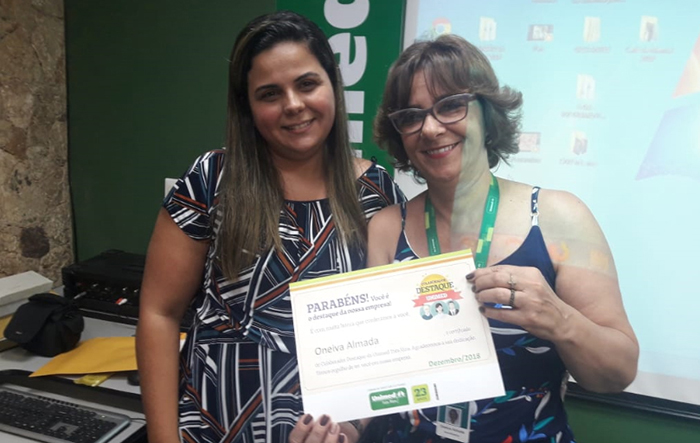  Colaborador Destaque Dezembro - Juliane entrega o certificado para Oneiva Almada