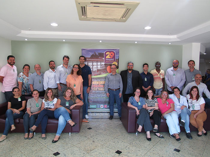 A Direção Executiva da Unimed Petrópolis ao lado da equipe de gestão do Hospital Unimed. 