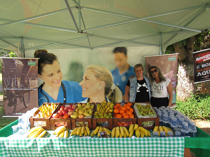 1-	A gerente de Mercado Valéria Almeida ao lado da supervisora da Ouvidoria Angélica de Oliveira recepcionaram o público na primeira ação do Mude 1 Hábito de 2019.  