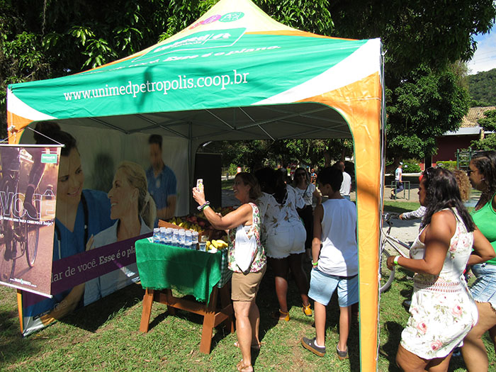  2-	A tenda da Unimed Petrópolis recheada com frutas da estação agradou ao público visitante do Parque de Exposições em Itaipava. 