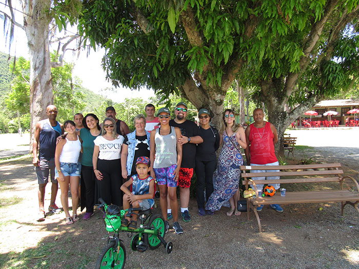 3-	O presidente da Unimed Petrópolis, Rafael Gomes de Castro ao lado da equipe de trabalho da cooperativa na ação Mude 1 Hábito.  