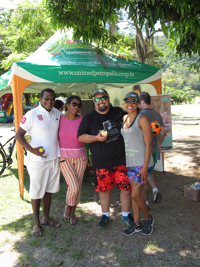 5-	O cantor petropolitano Gabriel Silva foi com a família participar do evento Mude 1 Hábito. 