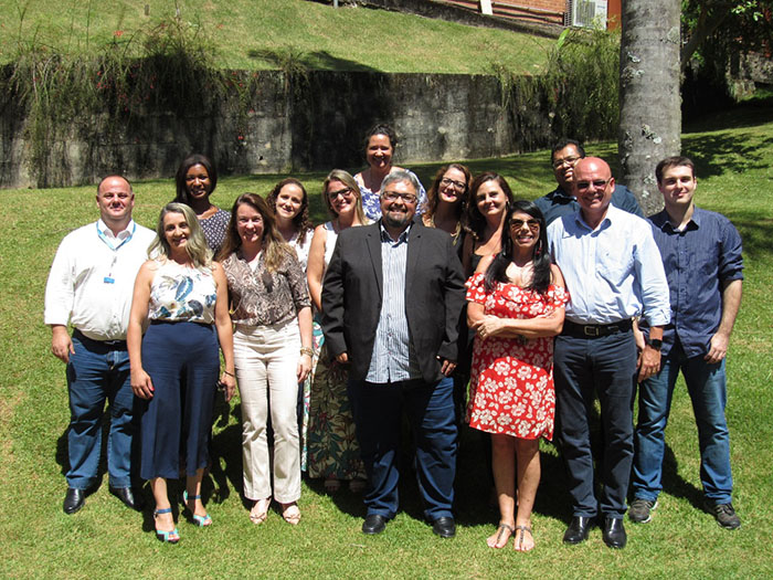 2-	O presidente da Unimed Petrópolis, Rafael Gomes de Castro, recebe o autor Alexandre Gurgel junto à sua equipe para tarde de autógrafos