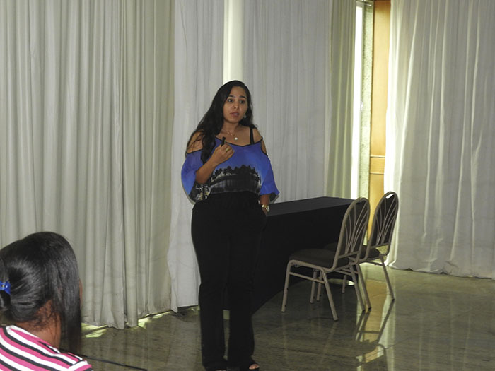  A enfermeira da Medicina Preventiva, Hianna Ferraz, e sua equipe, passam informações sobre a gestação e esclarecem dúvidas no curso