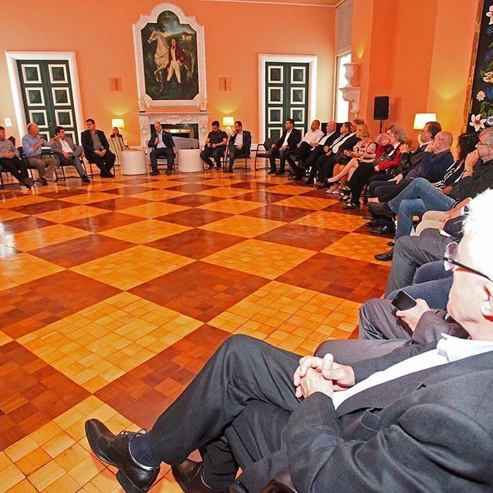  A primeira Reunião com Lideranças da sociedade civil, religiosa e empresarial de Petrópolis foi realizada no Hotel Quitandinha. 