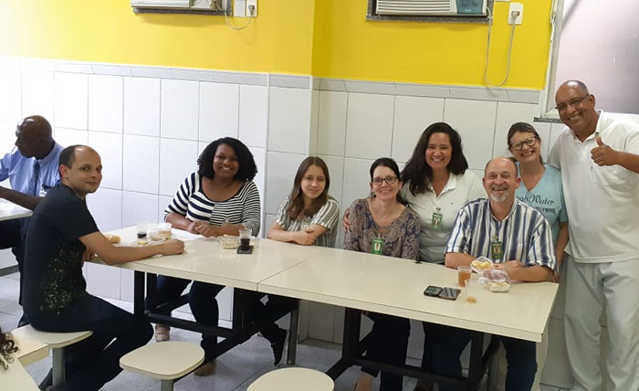 No hospital, além de um lanche a tarde, também foi servido bolo para os plantonistas noturnos