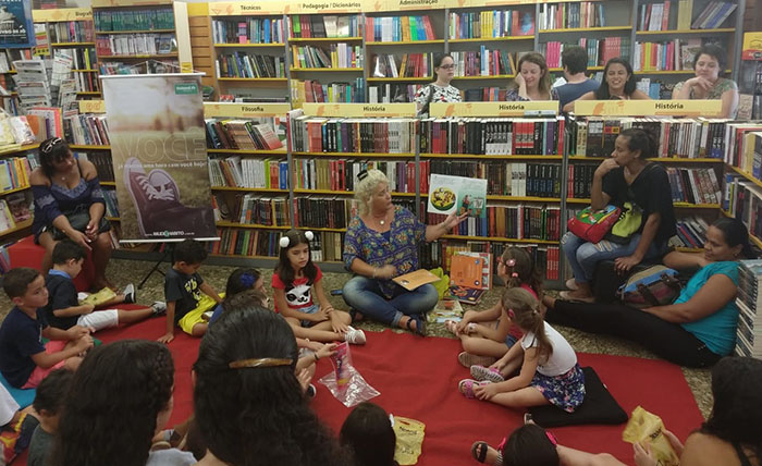 Grupo de colaboradores e gestores da Unimed Petrópolis marcaram presença na Hora do Conto