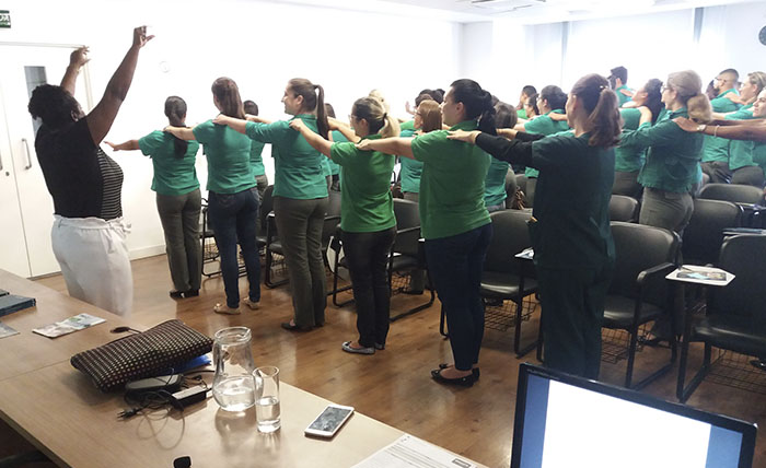  A coach Heide Dias quebrou o gelo com exercício em grupo