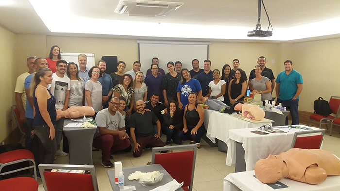 Médicos e equipe de enfermagem participaram do treinamento do AHA em março